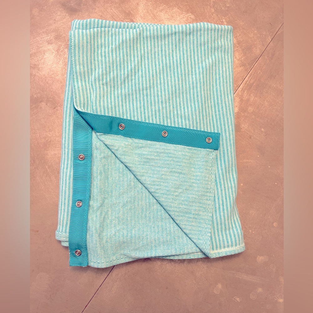 Lululemon vinyasa scarf; teal with snaps